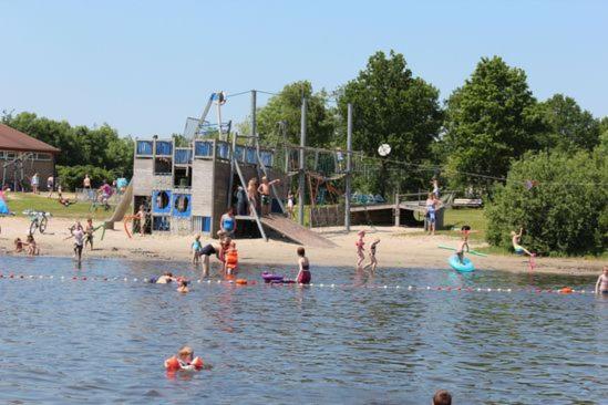 Stacaravan Op 5 Sterren Vakantiepark De Kuilart Friesland Aan Het Meer Met Zwembad 5P 237 Koudum Esterno foto
